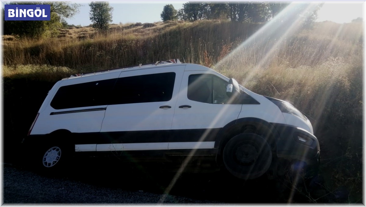 Bingöl'de minibüs devrildi: 12 yaralı