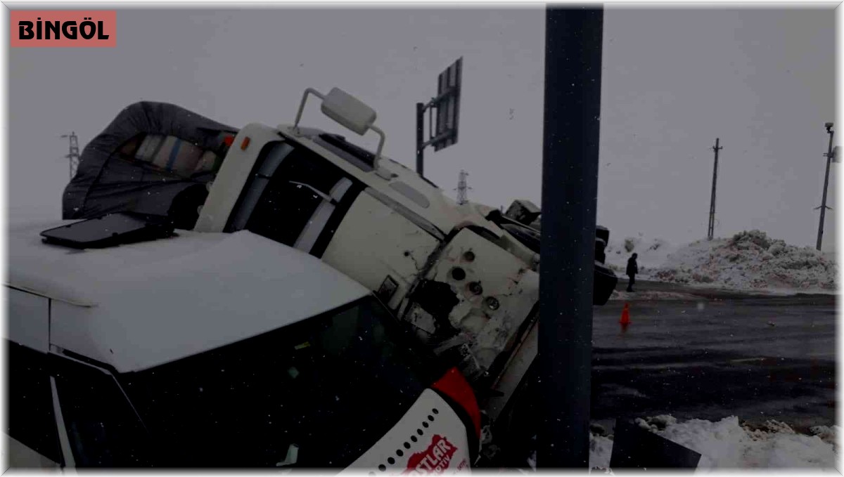 Bingöl'de minibüs ile kamyon çarpıştı: 4 yaralı
