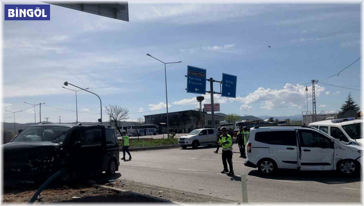 Bingöl'de minibüs ve hafif ticari araç çarpıştı: 15 yaralı