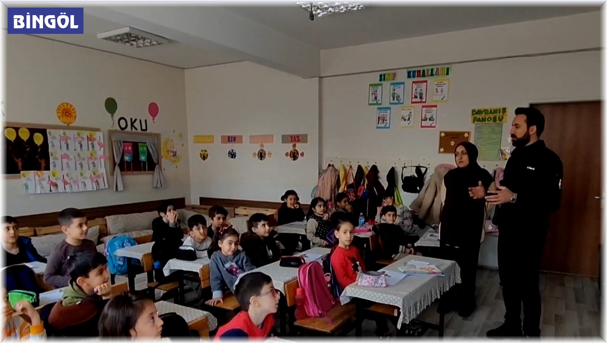 Bingöl'de minik öğrenciler, akranları için topladıkları paraları deprem bölgesine yolladı