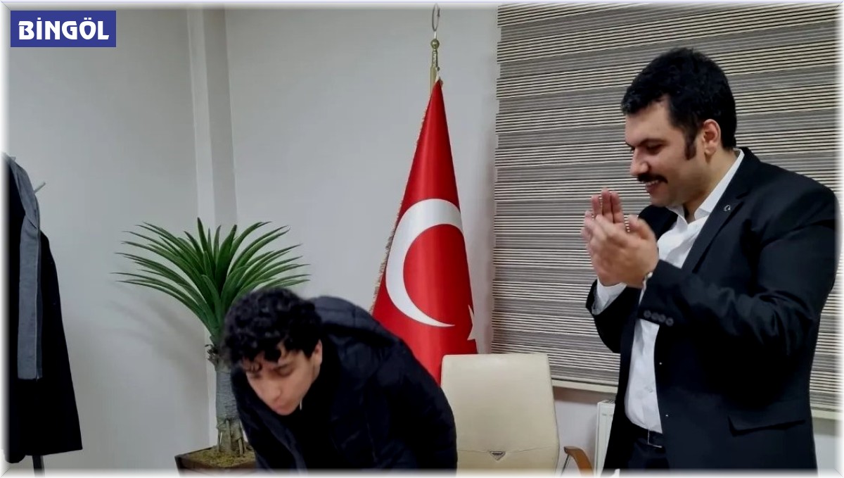 Bingöl'de misafir edilen depremzede gence doğum günü sürprizi