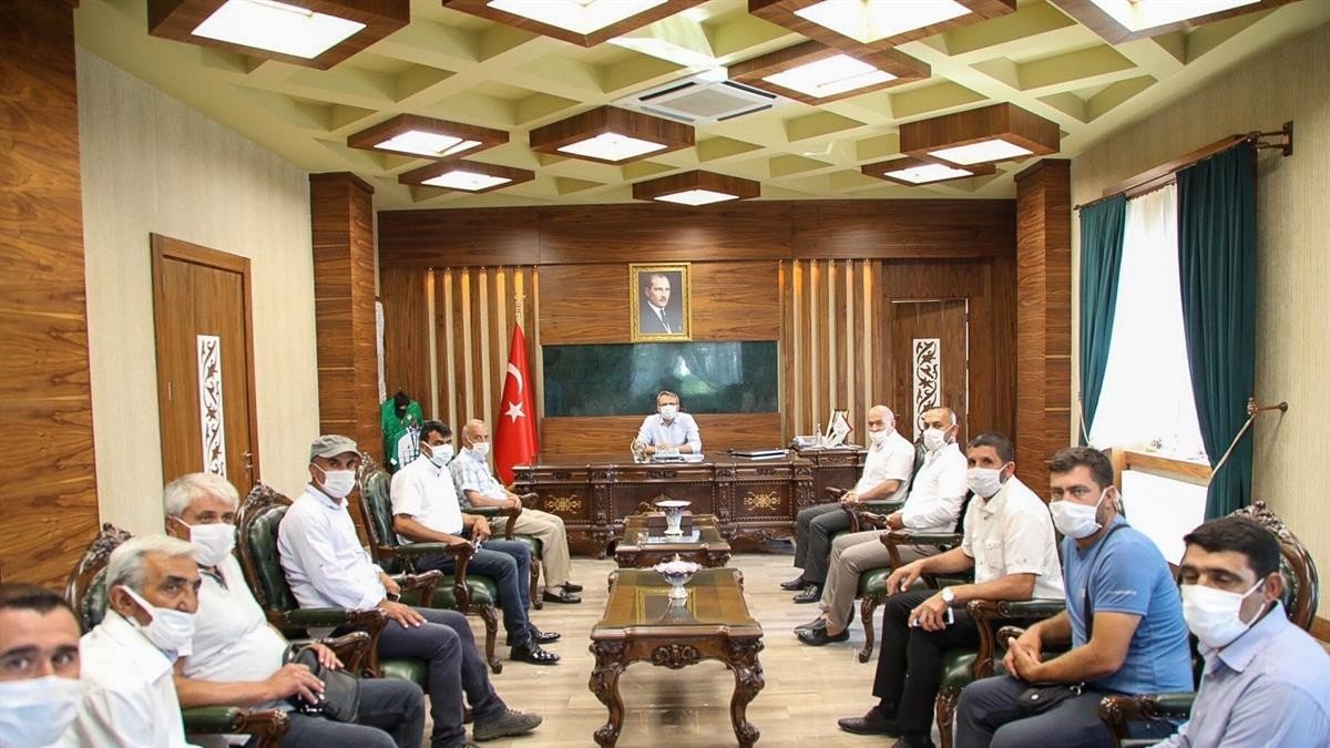 Bingöl'de muhtarlardan Vali Ekinci'ye yol teşekkürü