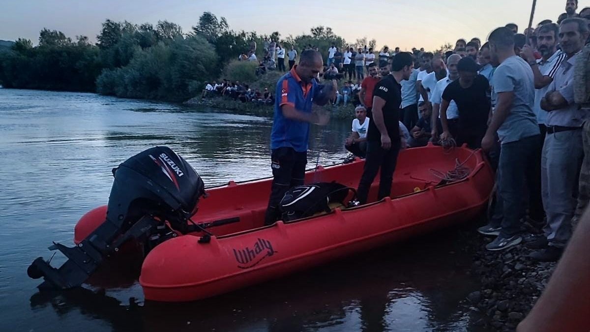 Bingöl'de nehirde akıntıya kapılan 3 kişiden ikisi kurtarıldı, diğeri aranıyor