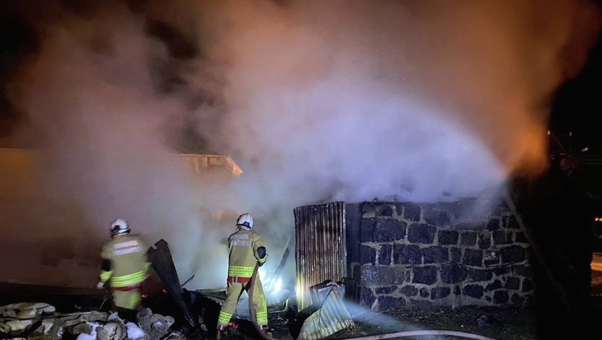 Bingöl'de odunlukta çıkan yangın paniğe neden oldu