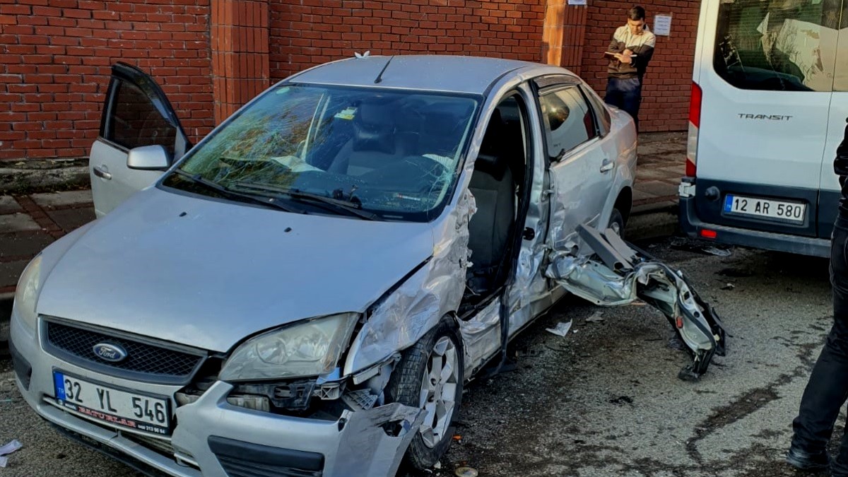 Bingöl'de öğrenci servisi ile otomobil çarpıştı: 3 yaralı