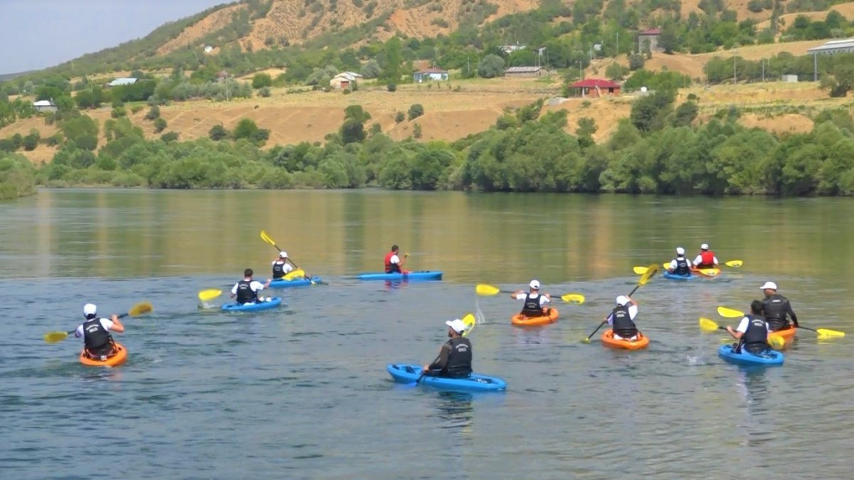 Bingöl'de öğrenciler, pandeminin stresini kanoyla kürek çekerek attı