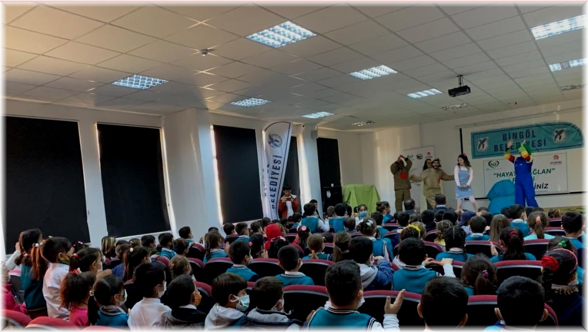 Bingöl'de öğrencilere bağımlılık ve şiddetle mücadele konulu tiyatro gösterimi