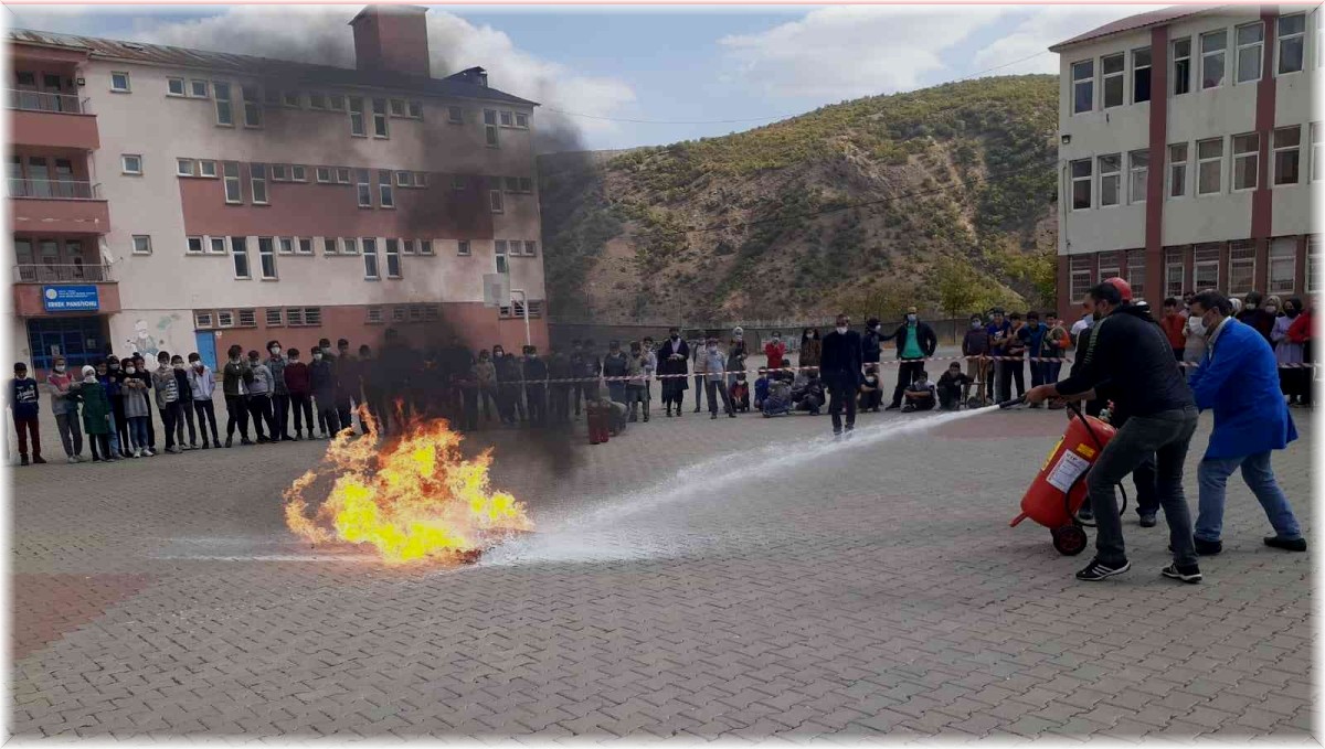 Bingöl'de öğrencilere yangın ve deprem eğitimi verildi