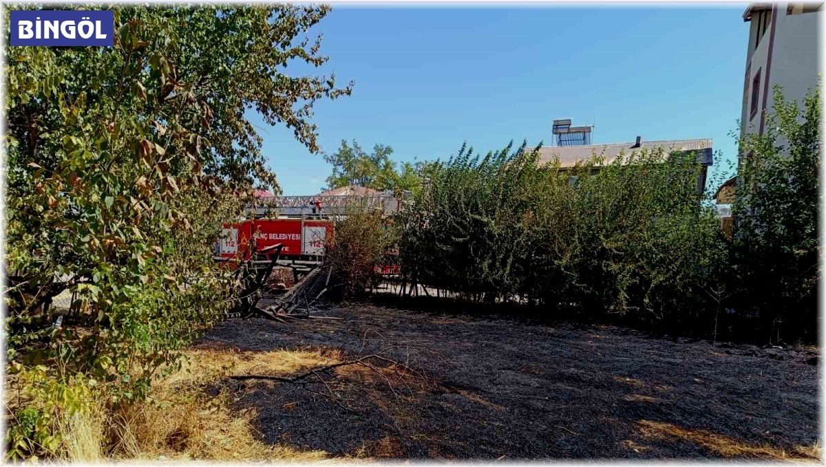 Bingöl'de örtü yangını eve sıçramadan söndürüldü