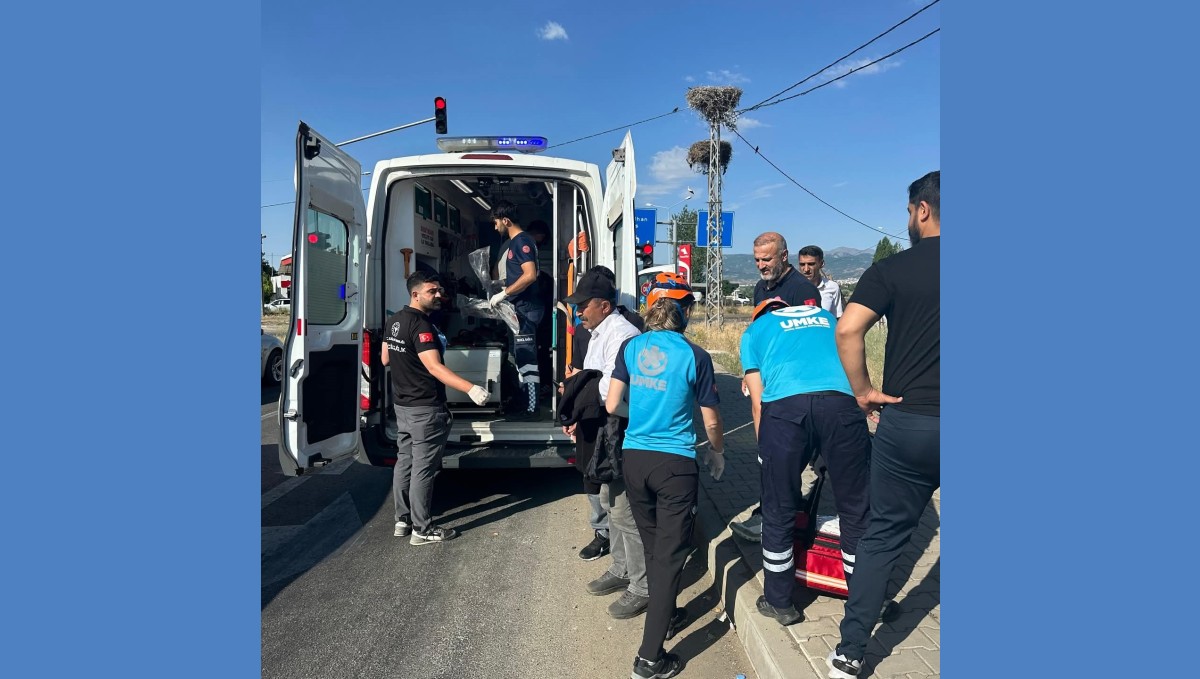 Bingöl'de otomobil elektrik direğine çarptı: 2 yaralı