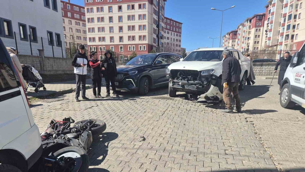 Bingöl'de otomobil ile motosiklet çarpıştı: 2 yaralı