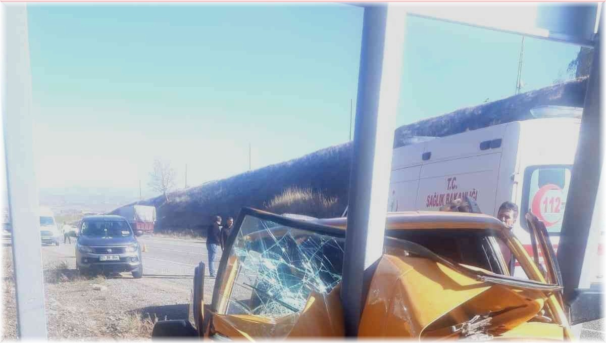 Bingöl'de otomobil levhaya ok gibi saplandı