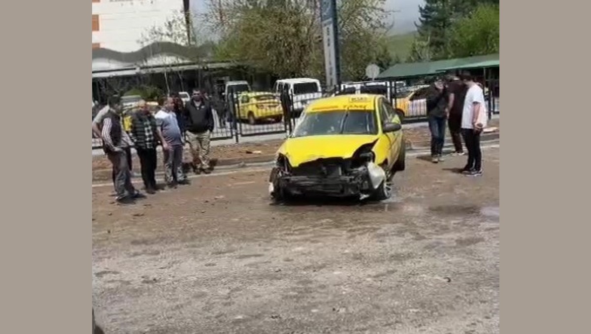 Bingöl'de otomobil refüje vurdu: 3 yaralı