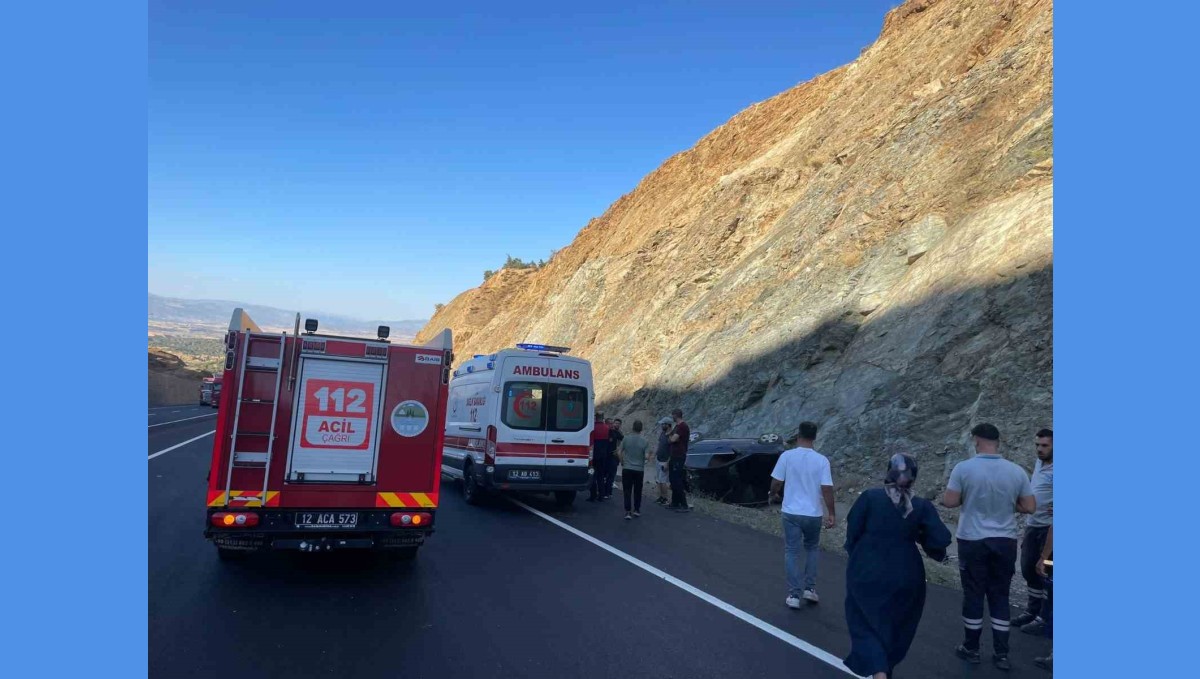 Bingöl'de otomobil takla attı: 3 yaralı