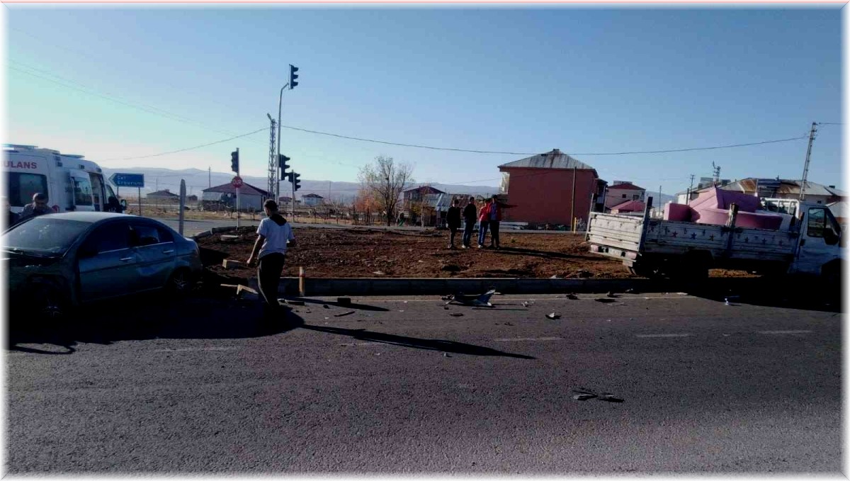 Bingöl'de otomobil ve pikap çarpıştı: 2 yaralı