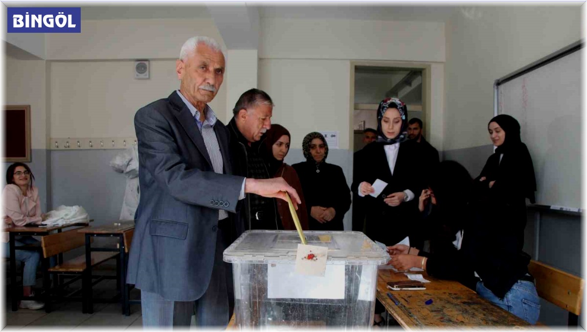 Bingöl'de oy kullanım işlemi başladı