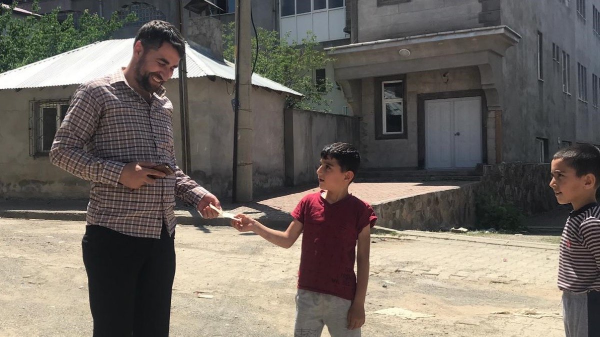 Bingöl'de para bulan çocuklar, parayı imama teslim etti