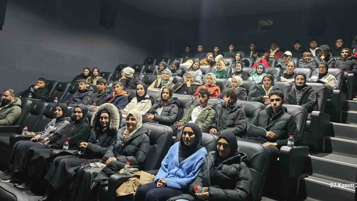 Bingöl'de polis ekipleri öğrencileri sinemaya götürdü