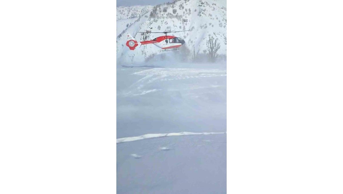 Bingöl'de rahatsızlanan genç, ambulans helikopterle hastaneye yetiştirildi