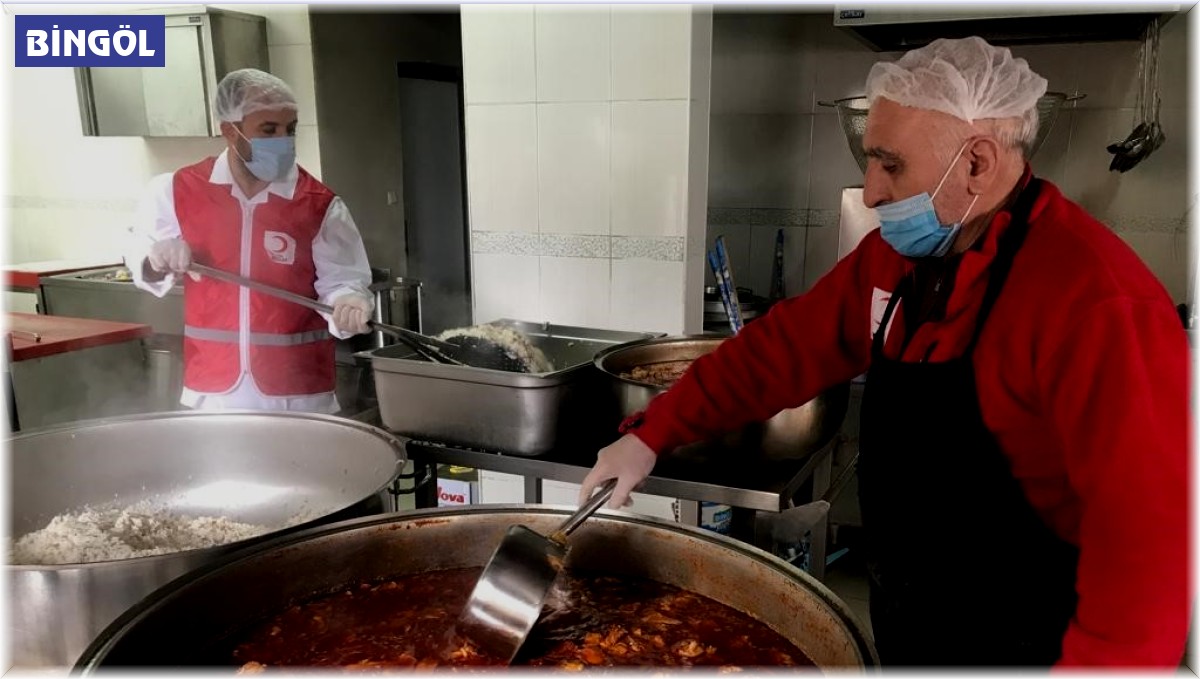 Bingöl'de Ramazan ayında Türk Kızılayın kazanları, ihtiyaç sahipleri için kaynıyor