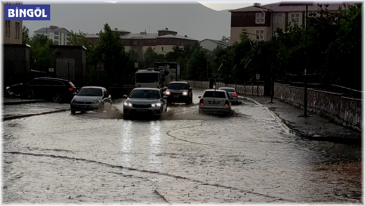Bingöl'de sağanak etkili oldu, yollar göle döndü