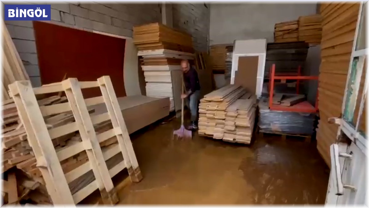 Bingöl'de sağanak sonrası iş yerlerini su bastı
