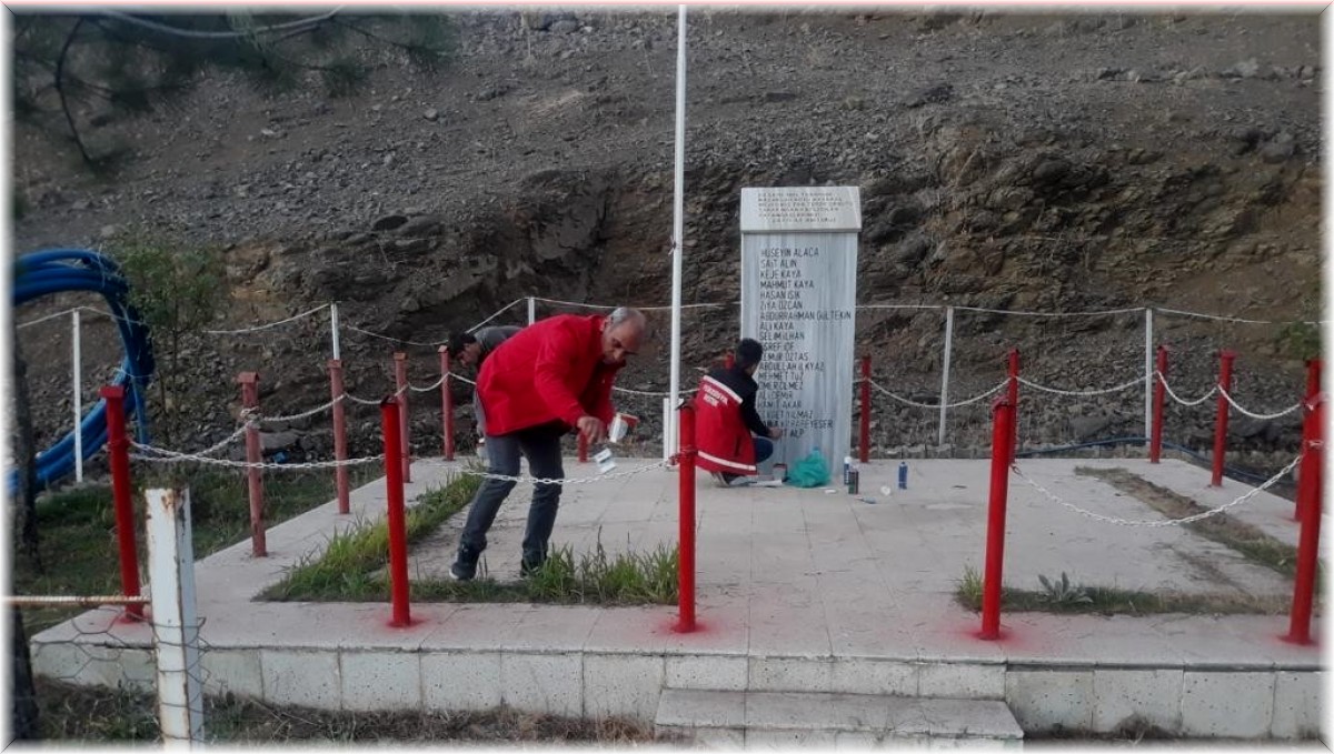 Bingöl'de şehit kabirlerinin bakımı yapılarak yıpranan bayraklar yenilendi