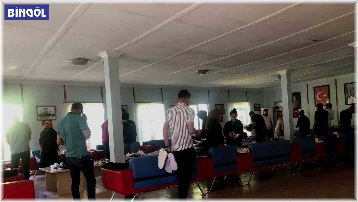 Bingöl'de şehit ve gazi çocuklarına ayakkabı yardımı