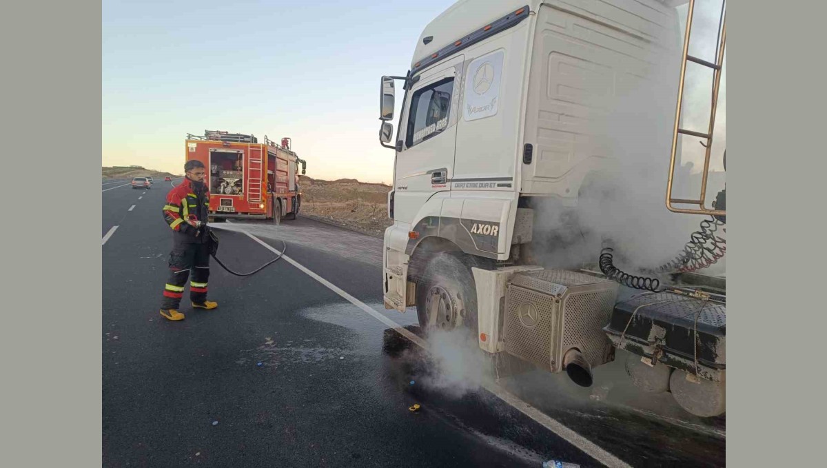 Bingöl'de seyir halindeki tırda yangın paniği: Facia son anda önlendi