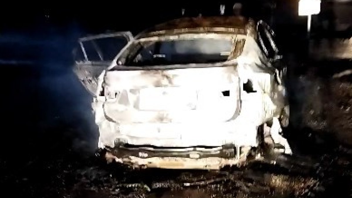 Bingöl'de seyir halindeyken alev alan otomobil küle döndü