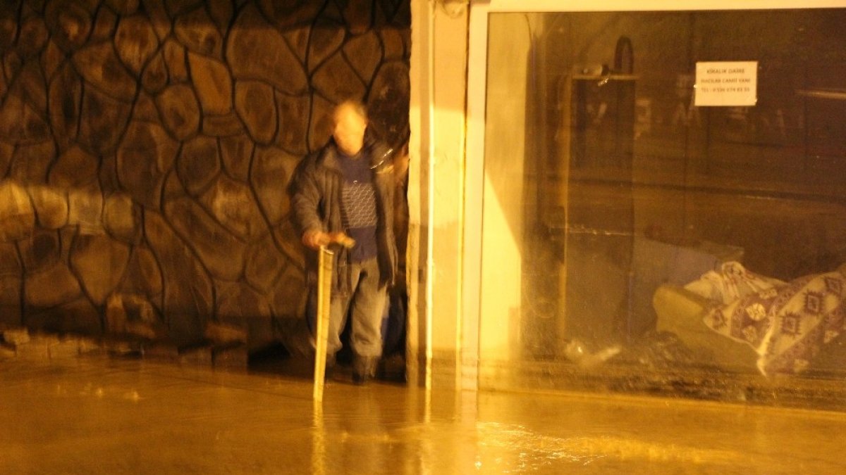 Bingöl'de şiddetli yağış hayatı felç etti...Yollar göle döndü, evleri su bastı