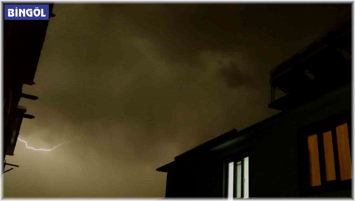 Bingöl'de şimşekler geceyi aydınlattı