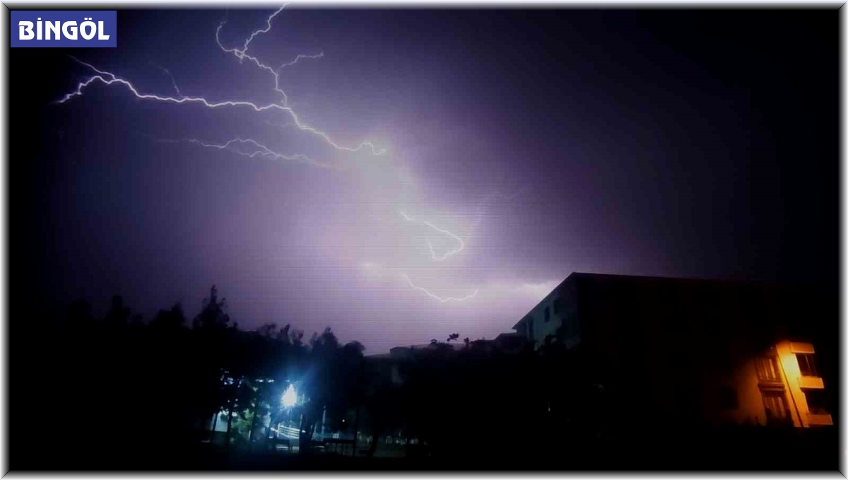 Bingöl'de şimşekler geceyi gündüze çevirdi