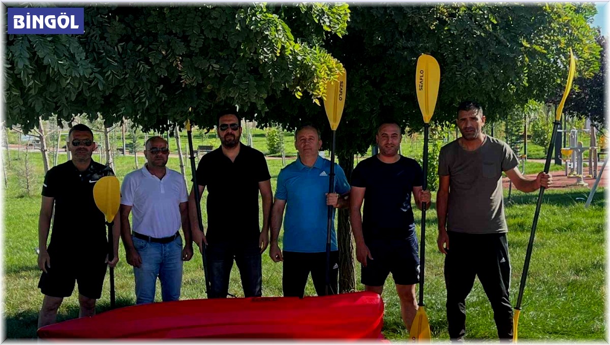 Bingöl'de sporculara kano ve yarış botu hediye edildi