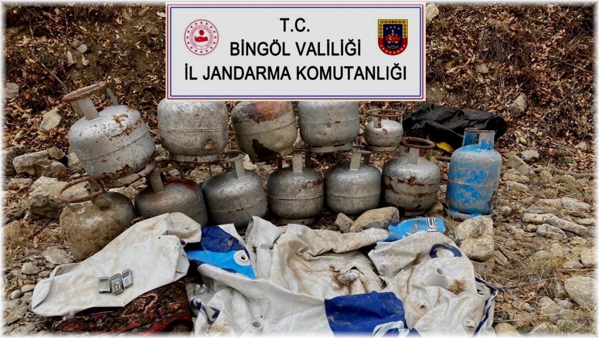 Bingöl'de teröristlere ait 11 odalı sığınak ve yaşam malzemeleri imha edildi