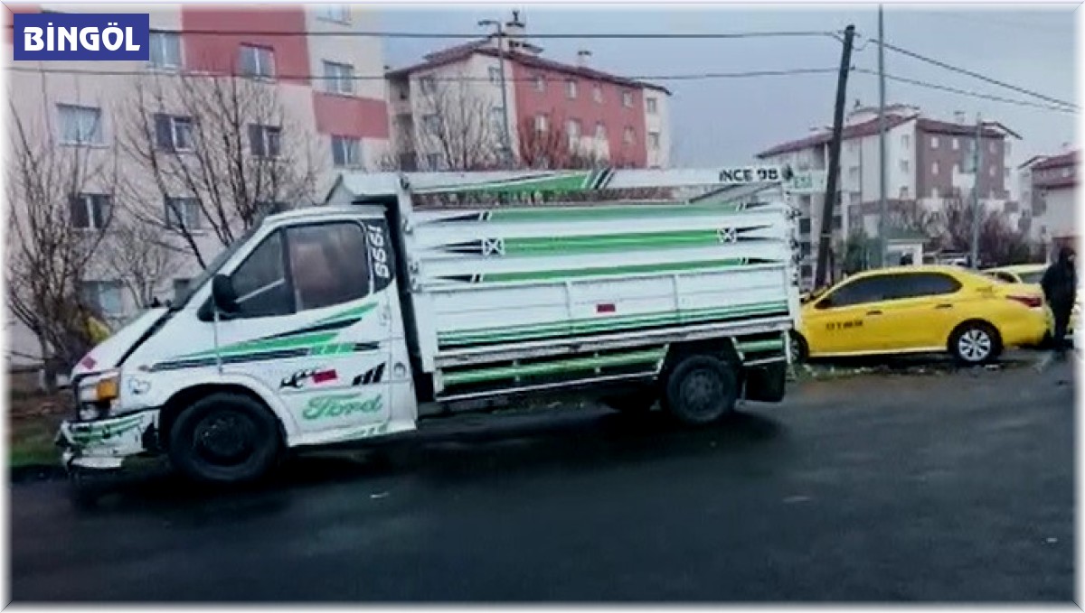 Bingöl'de ticari taksi ile kamyonet çarpıştı: 5 yaralı