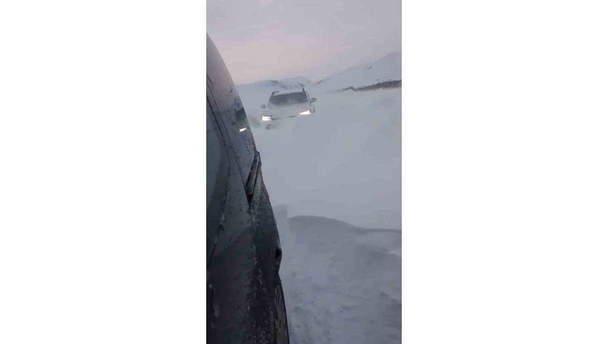 Bingöl'de tipi nedeniyle mahsur kalan araçlar kurtarıldı