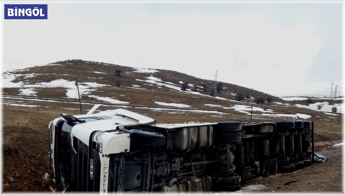 Bingöl'de tır devrildi: 1 yaralı