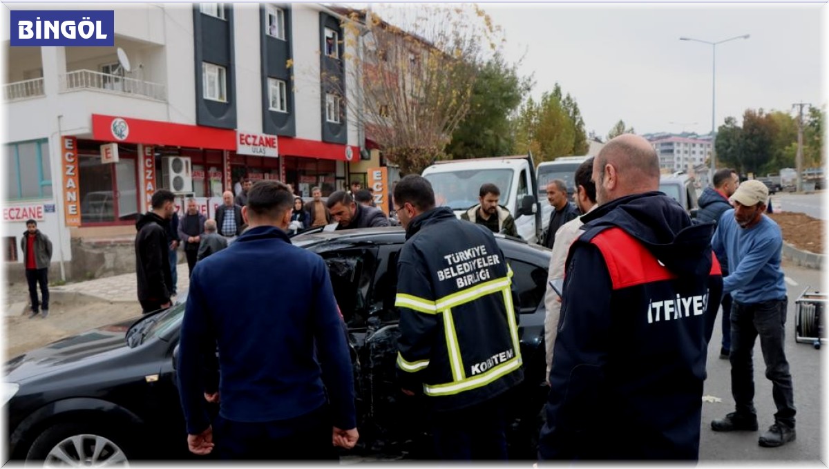 Bingöl'de tır ile otomobil çarpıştı: 2 yaralı