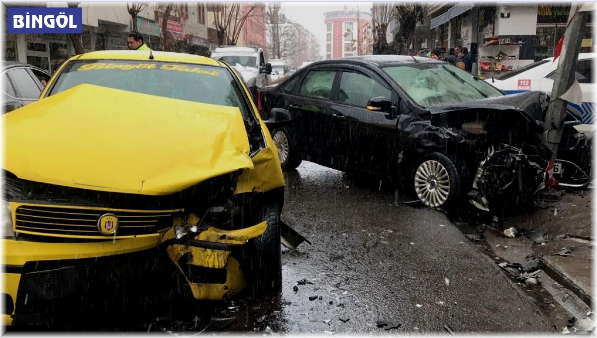 Bingöl'de trafik kazası: 3 yaralı