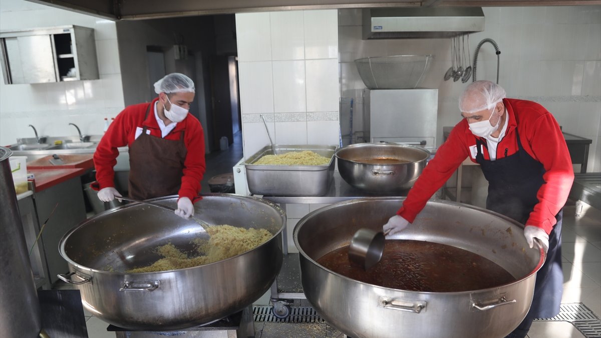 Bingöl'de Türk Kızılay'dan ihtiyaç sahibi ailelere sıcak yemek hizmeti
