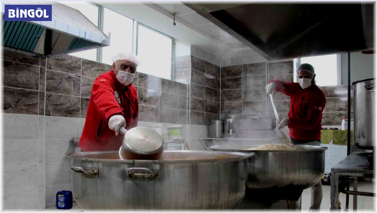 Bingöl'de Türk Kızılayı, Ramazan ayında ihtiyaç sahipleri için sıcak yemekler pişiriyor