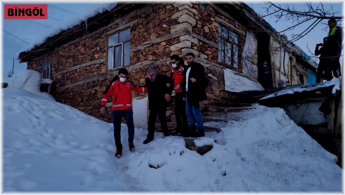 Bingöl'de UMKE karlı yolları aştı, vatandaşı hastaneye ulaştırdı