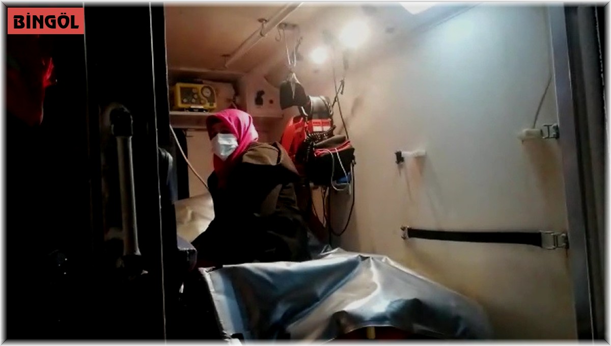 Bingöl'de UMKE, köyde mahsur kalan hastayı kurtardı