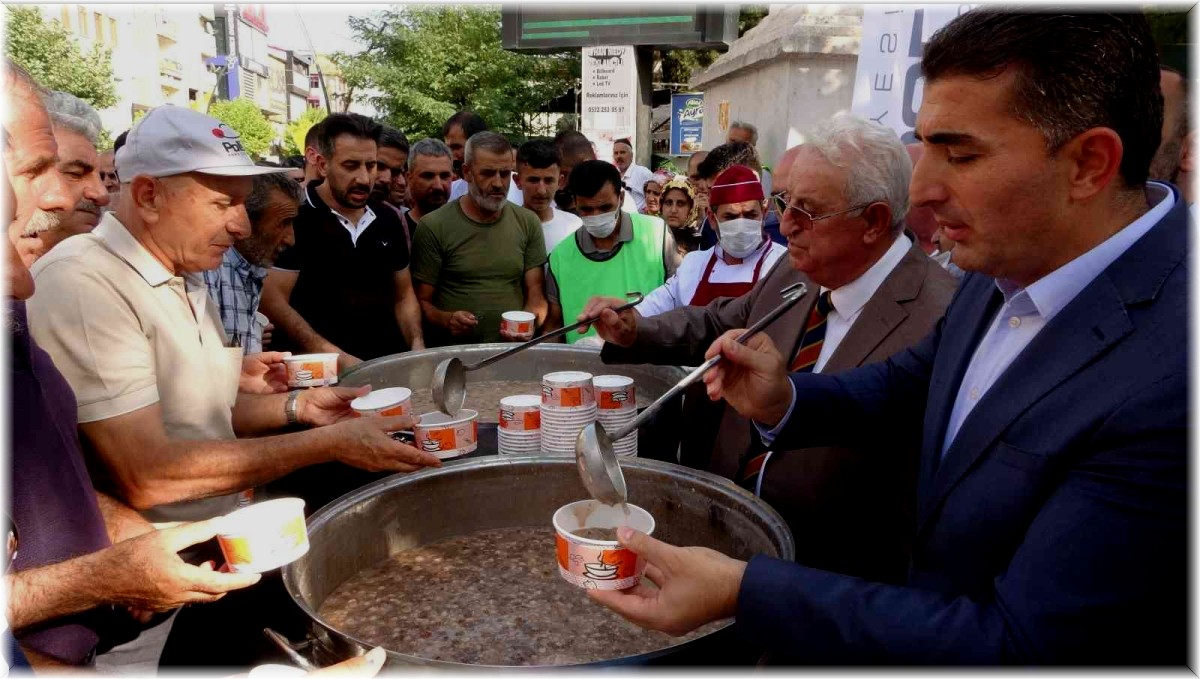 Bingöl'de vatandaşlara aşure ikram edildi