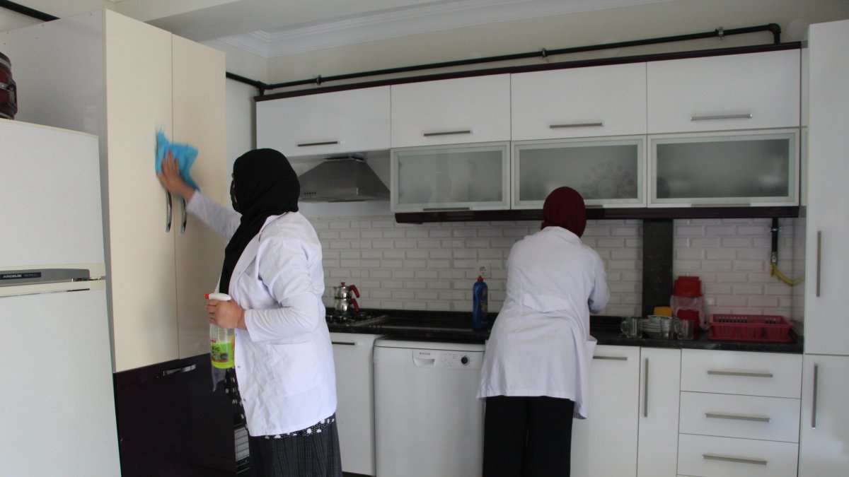 Bingöl'de Vefa Projesiyle bayram öncesi ihtiyaç sahiplerinin evleri temizleniyor