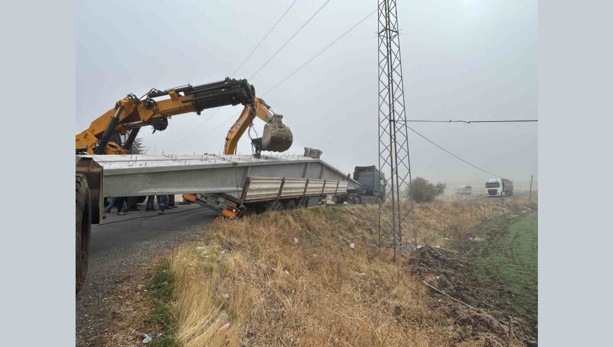 Bingöl'de virajı alamayan tır yan yattı