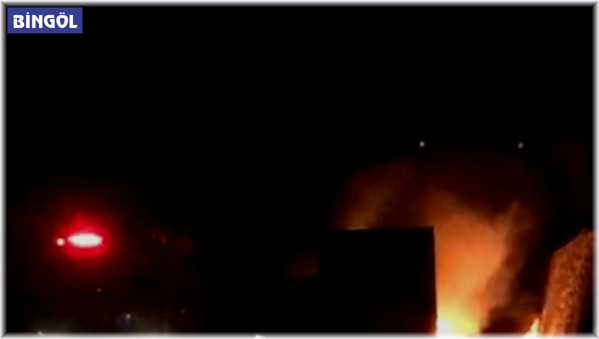 Bingöl'de yanan tır kullanılamaz hale geldi