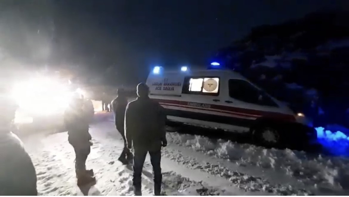 Bingöl'de yoğun kar yağışı sonrası ekipler seferber oldu