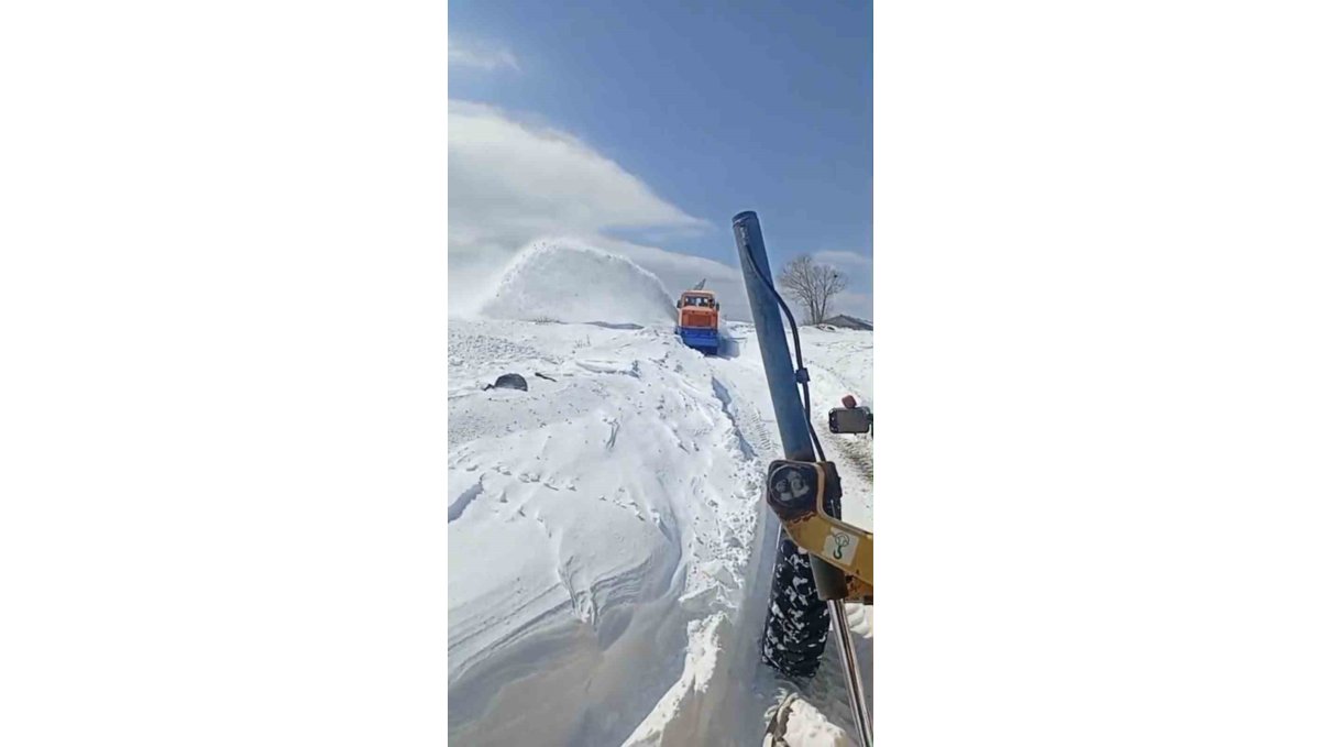 Bingöl'de yol açma çalışmaları devam ediyor